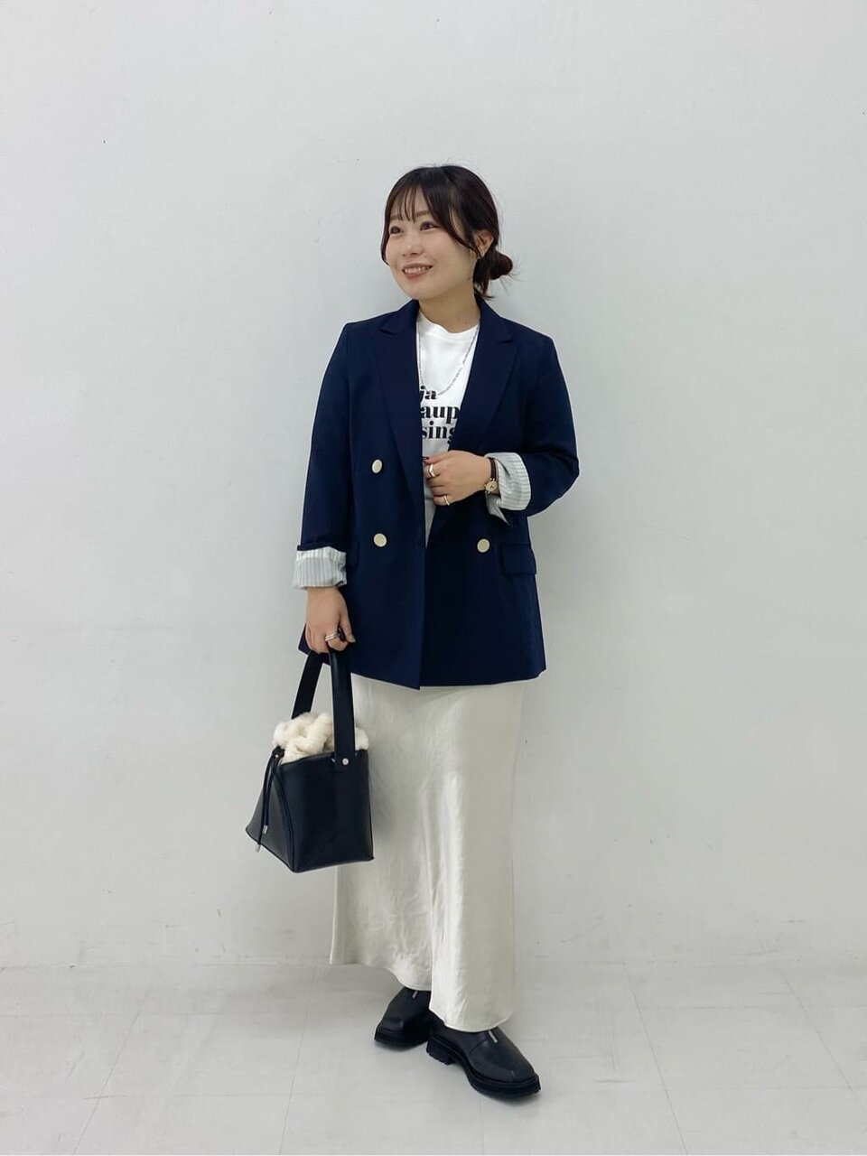 ネイビーのジャケットと白のスカートのコーデ