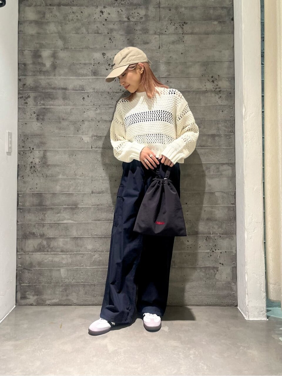 白とネイビーのカジュアルコーデ