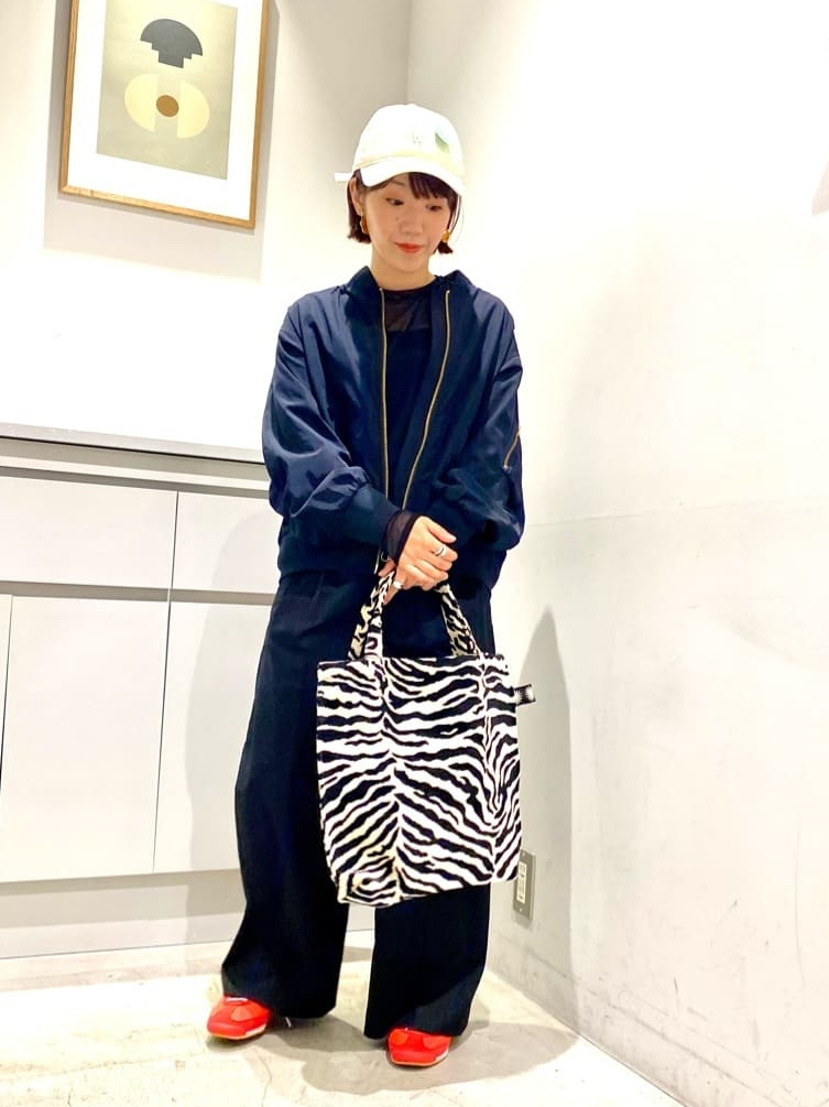 ネイビーのブルゾンと黒のパンツを使ったコーデ