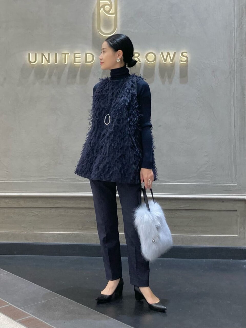 ネイビーでまとめたきれいめコーデ