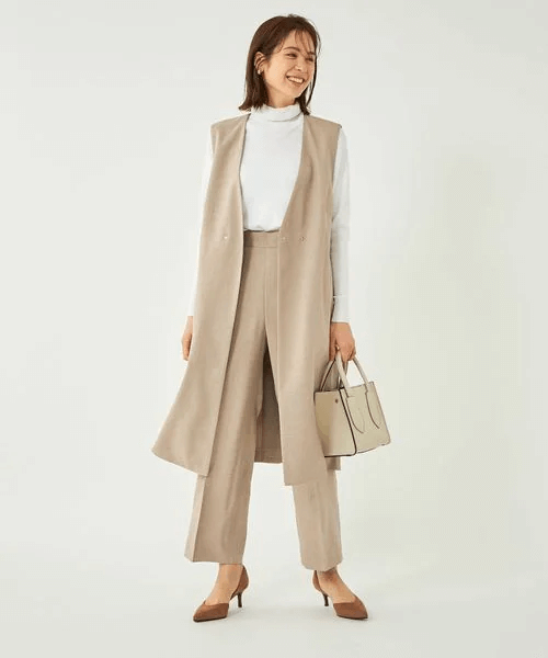 セットアップのジレコーデの女性