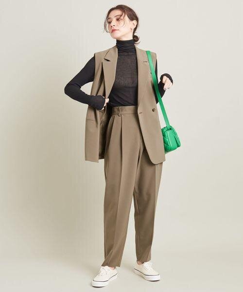 ブラウンのセットアップを着こなす女性