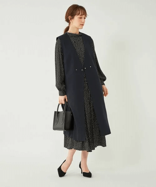 ワンピースにジレを羽織ったコーデ