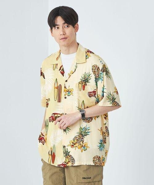 柄の入ったシャツを着用している男性