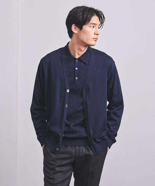 カーディガンを着用している男性