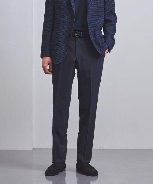 テーパードパンツを着用している男性