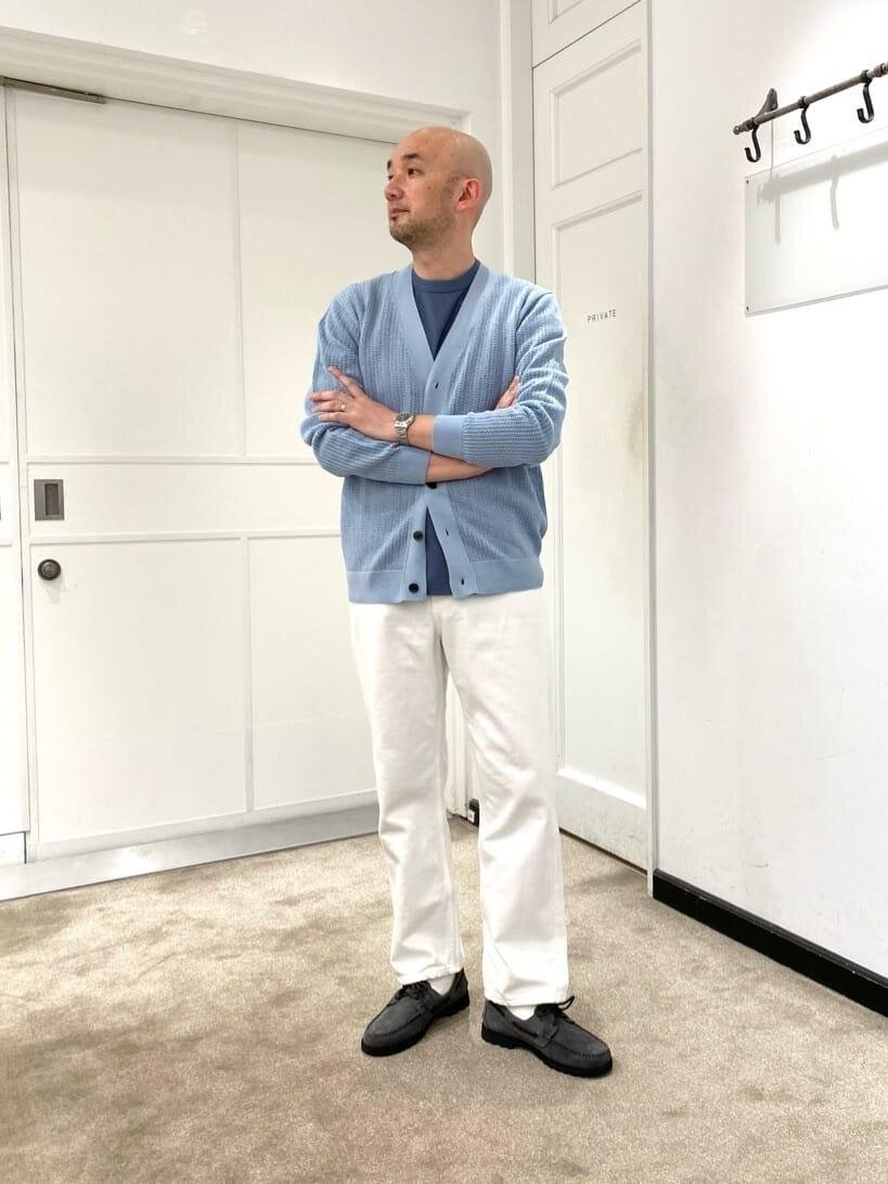 カーディガン×ホワイトパンツのコーデ