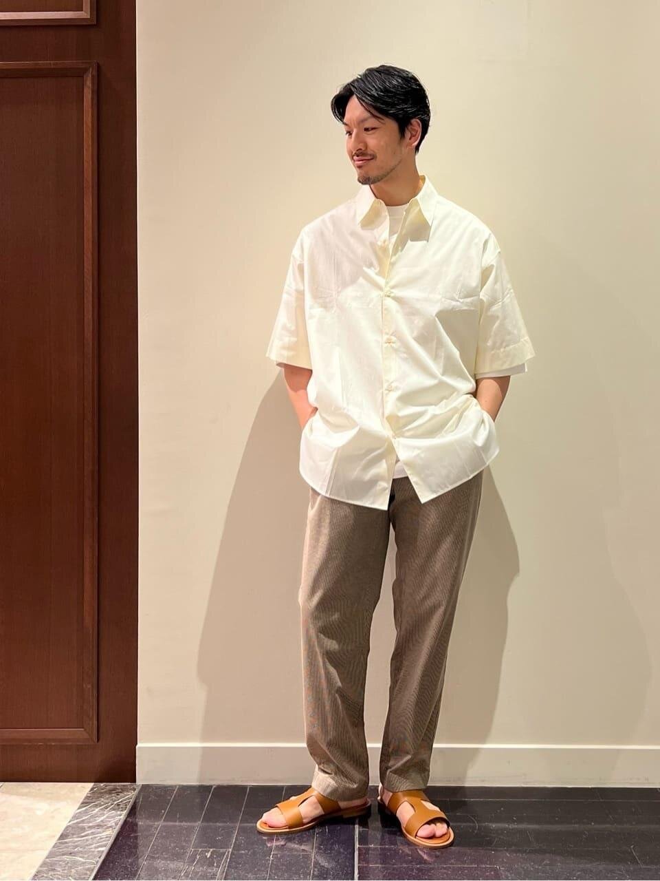 ショートスリーブシャツ×イージーパンツのコーデ