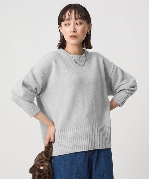 ライトカラーのニット