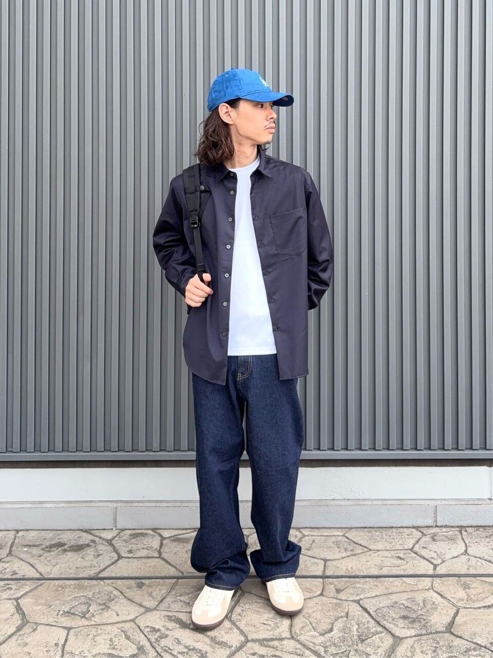 シャツとワイドテーパードデニムのメンズコーデ