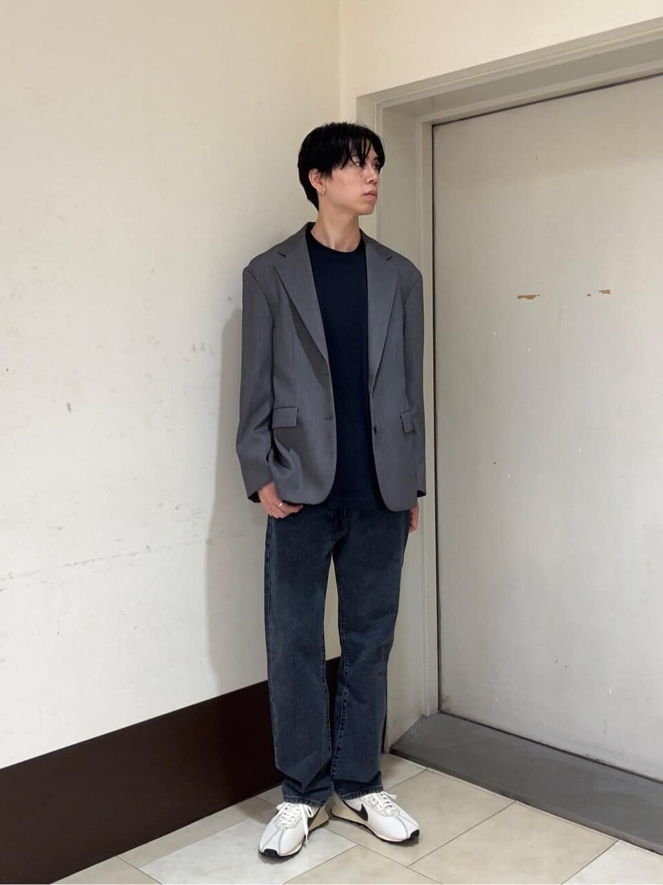 ジャケットとストレートデニムのメンズコーデ