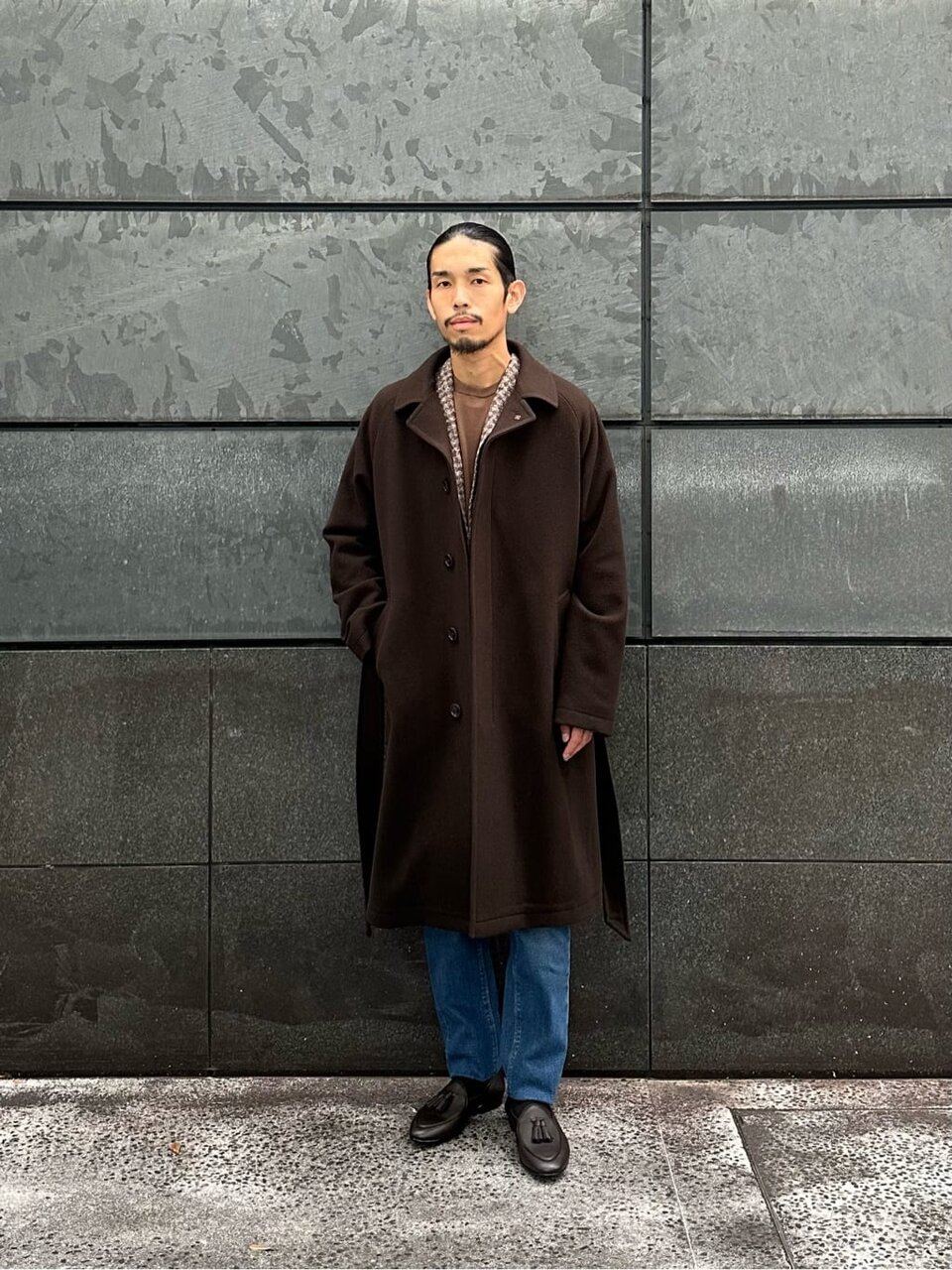 コートとスリムフィットデニムのメンズコーデ