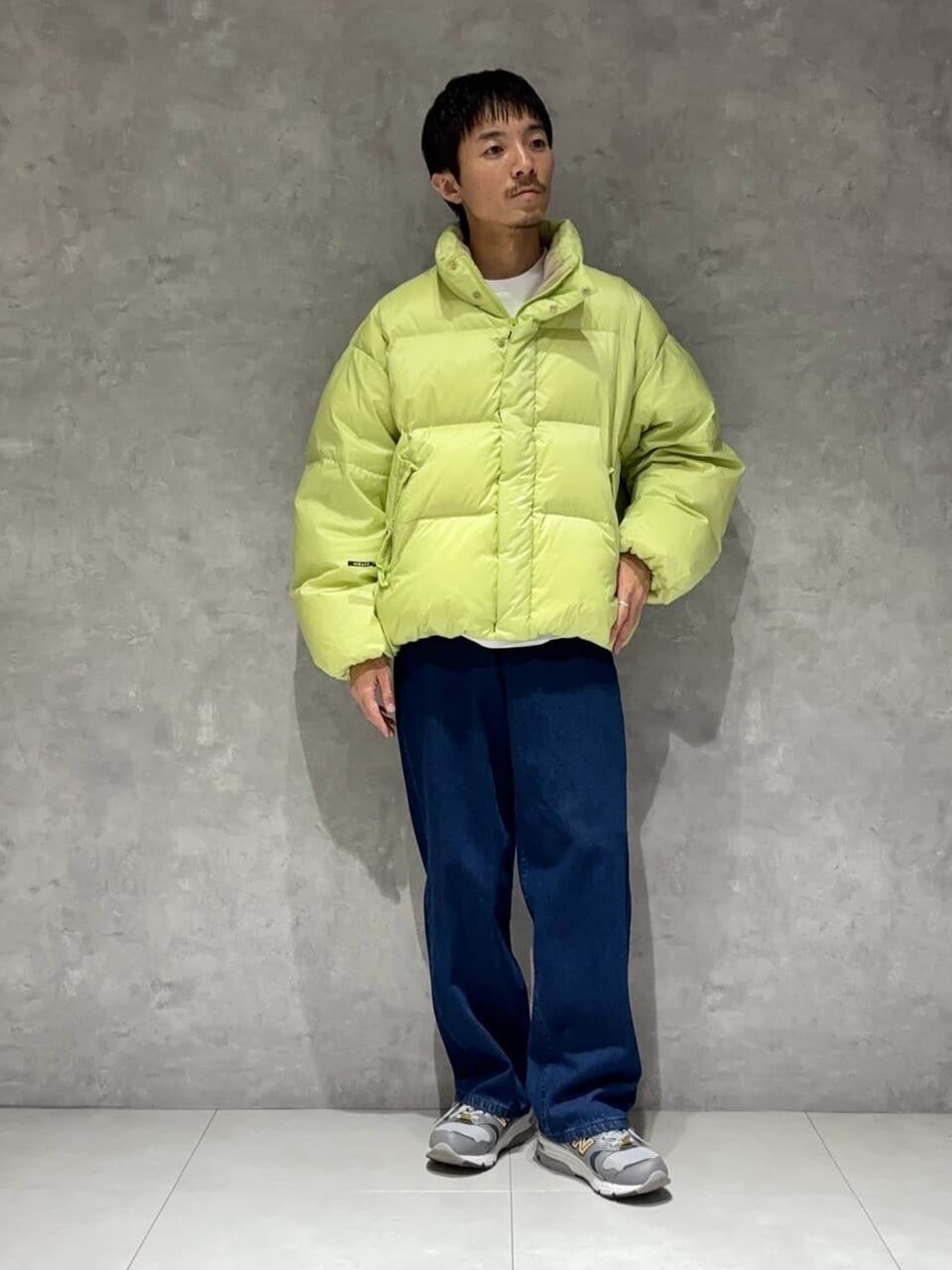 ダウンとバギーデニムのメンズコーデ