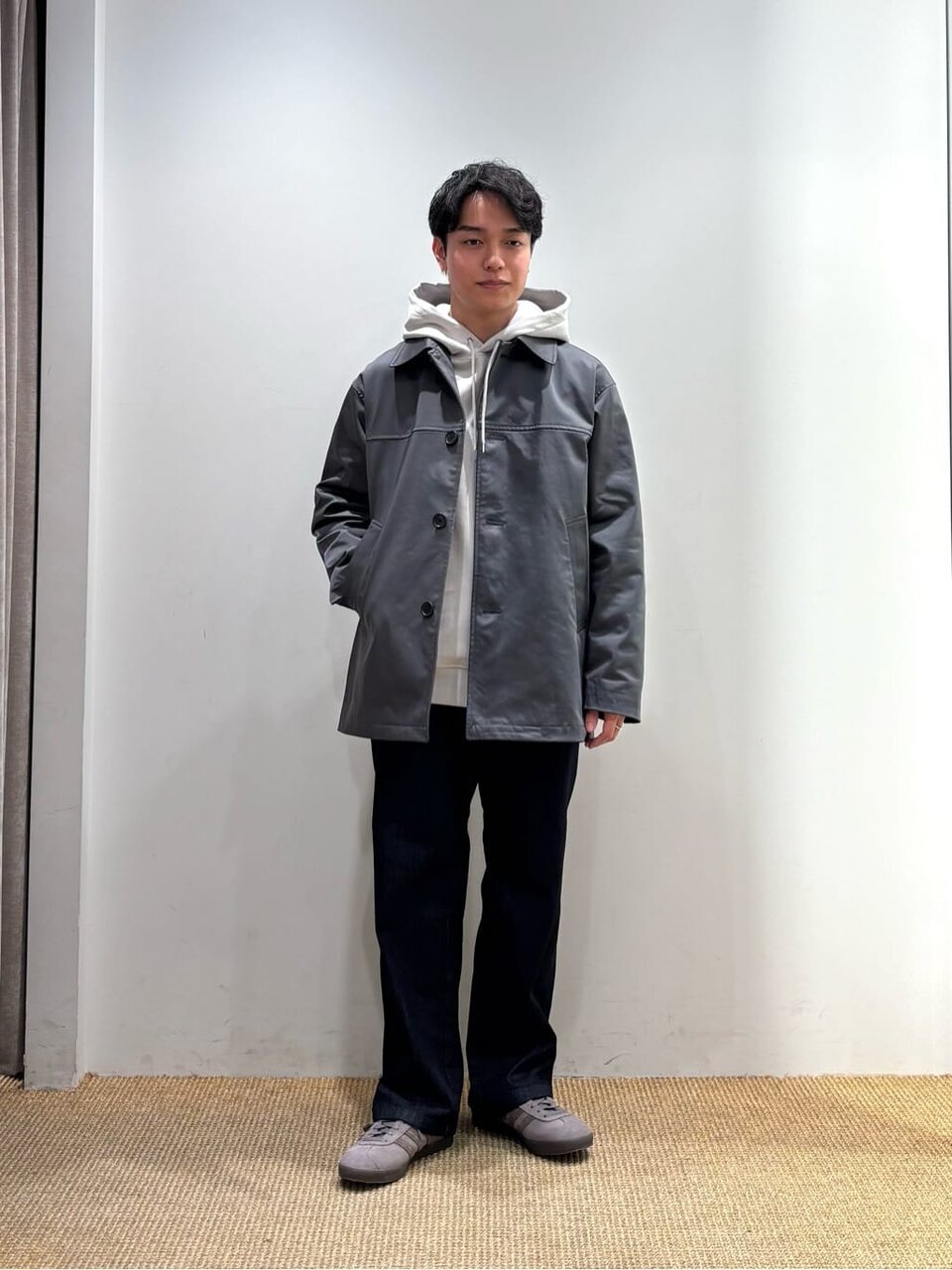 カーコートとストレートデニムのメンズコーデ
