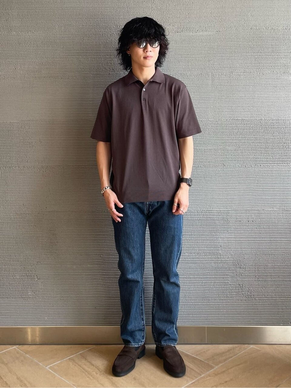 ニットポロシャツとストレートデニムのメンズコーデ