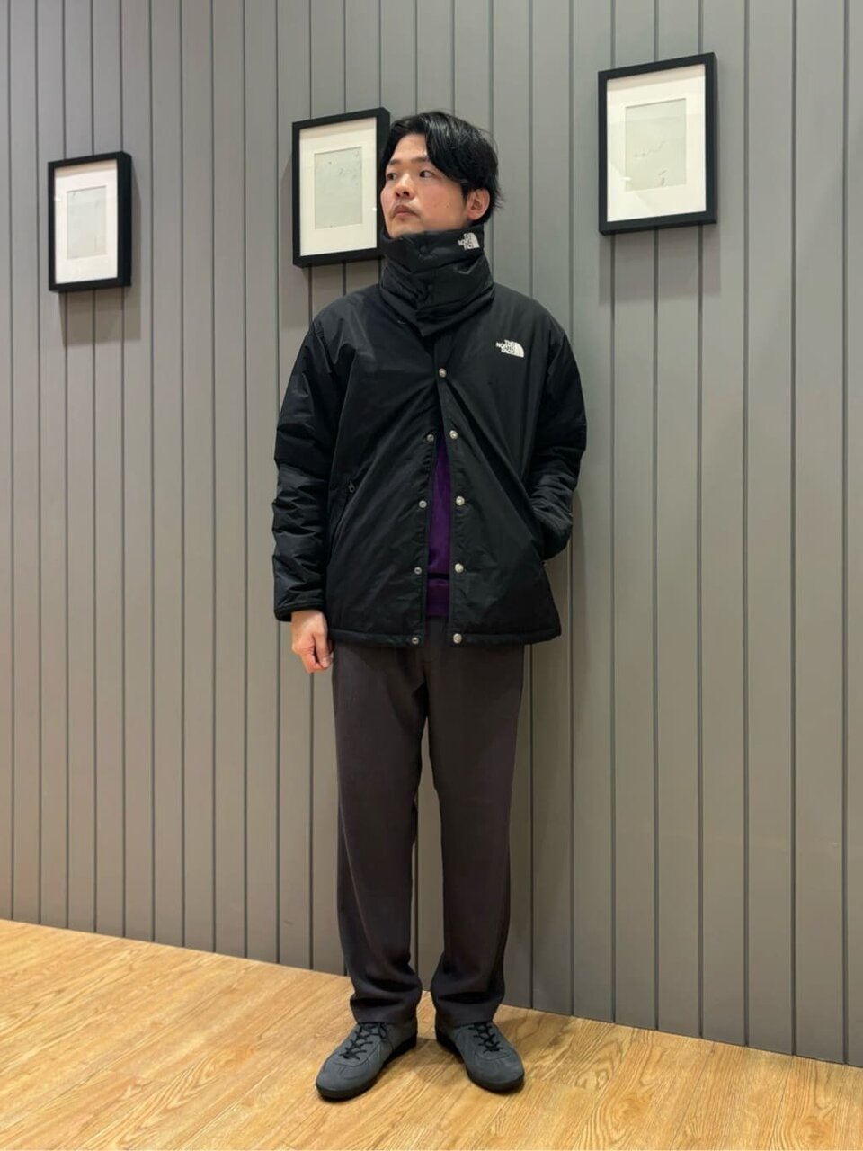 コーチジャケットにマフラーをあわせたコーデ