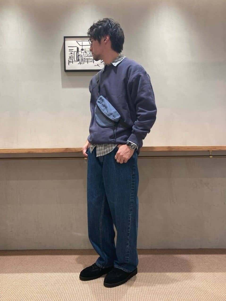 チェック柄シャツにスェットをレイヤードしたコーデ