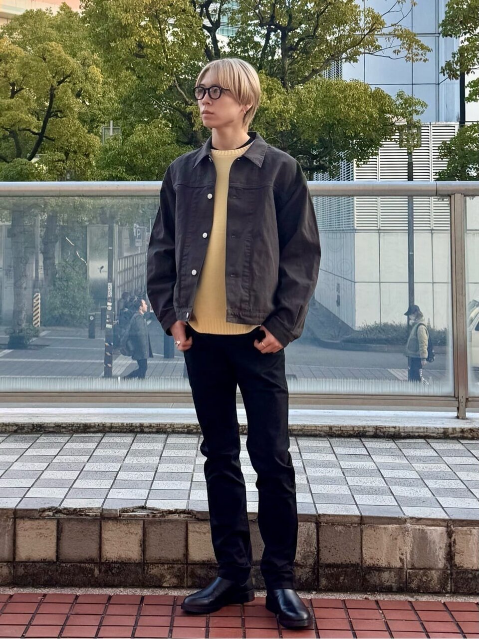 黄色のニットにジャケットをあわせたコーデ