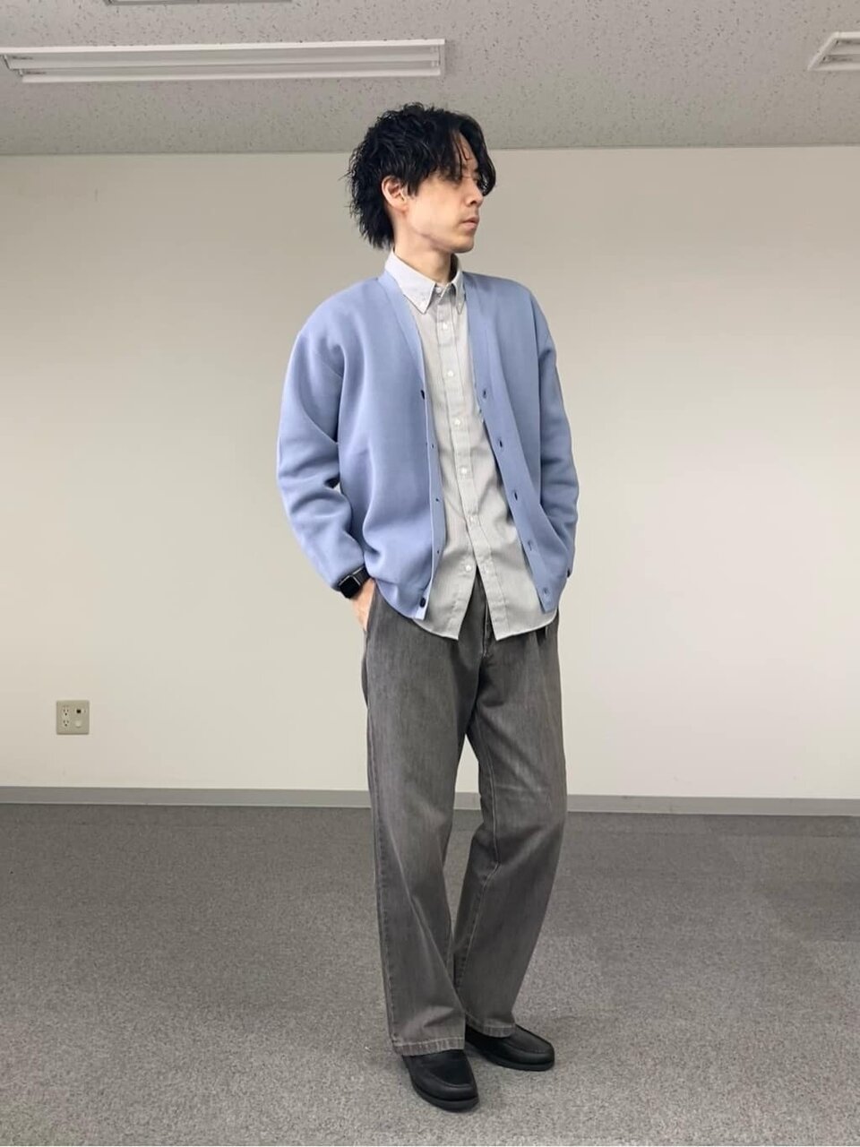 ストライプ柄シャツにカーディガンをあわせたコーデ