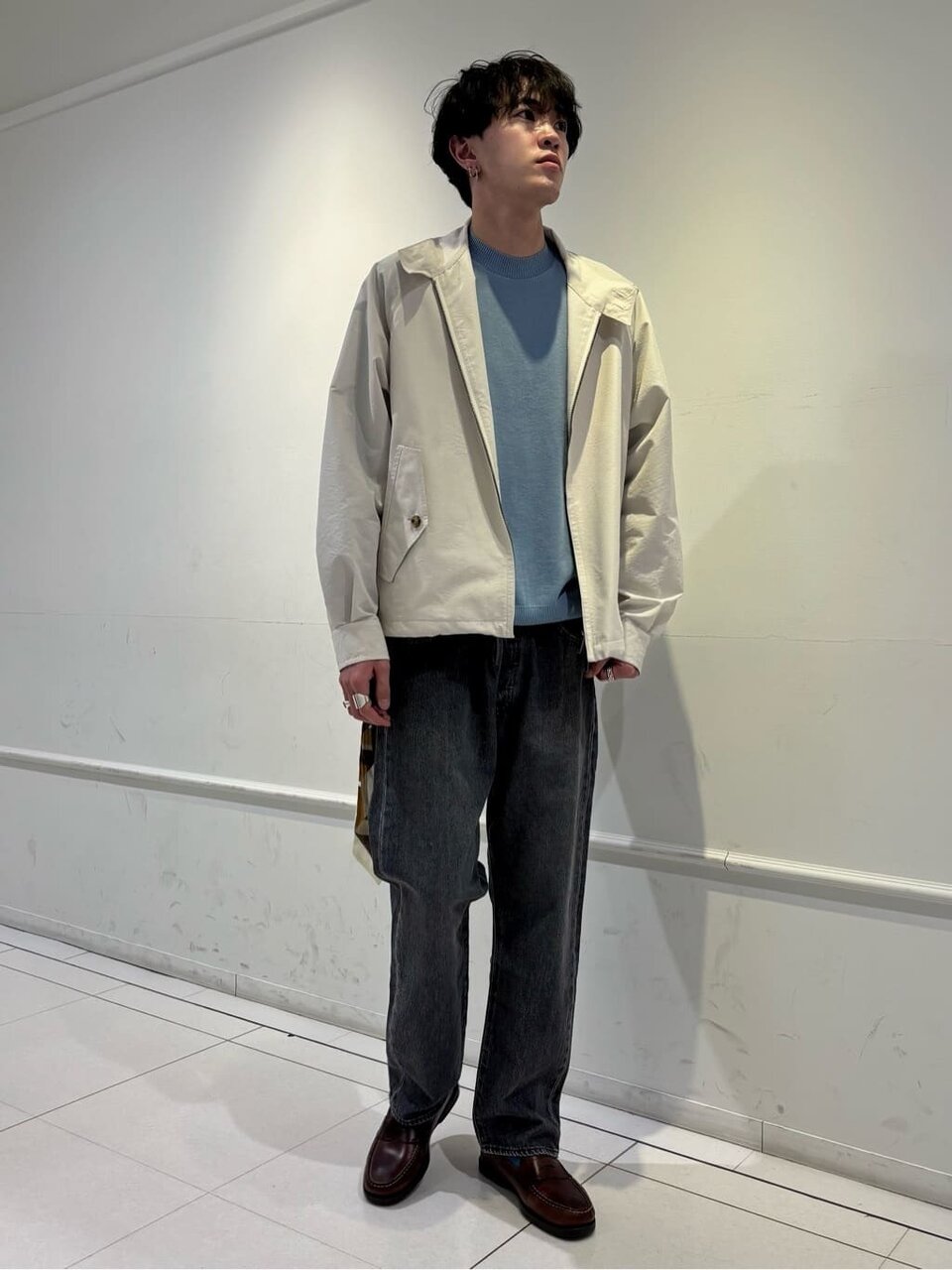 ニットにドライビングジャケットをあわせたコーデ