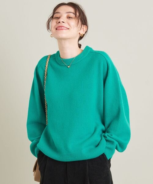 グリーンのニットを着た女性