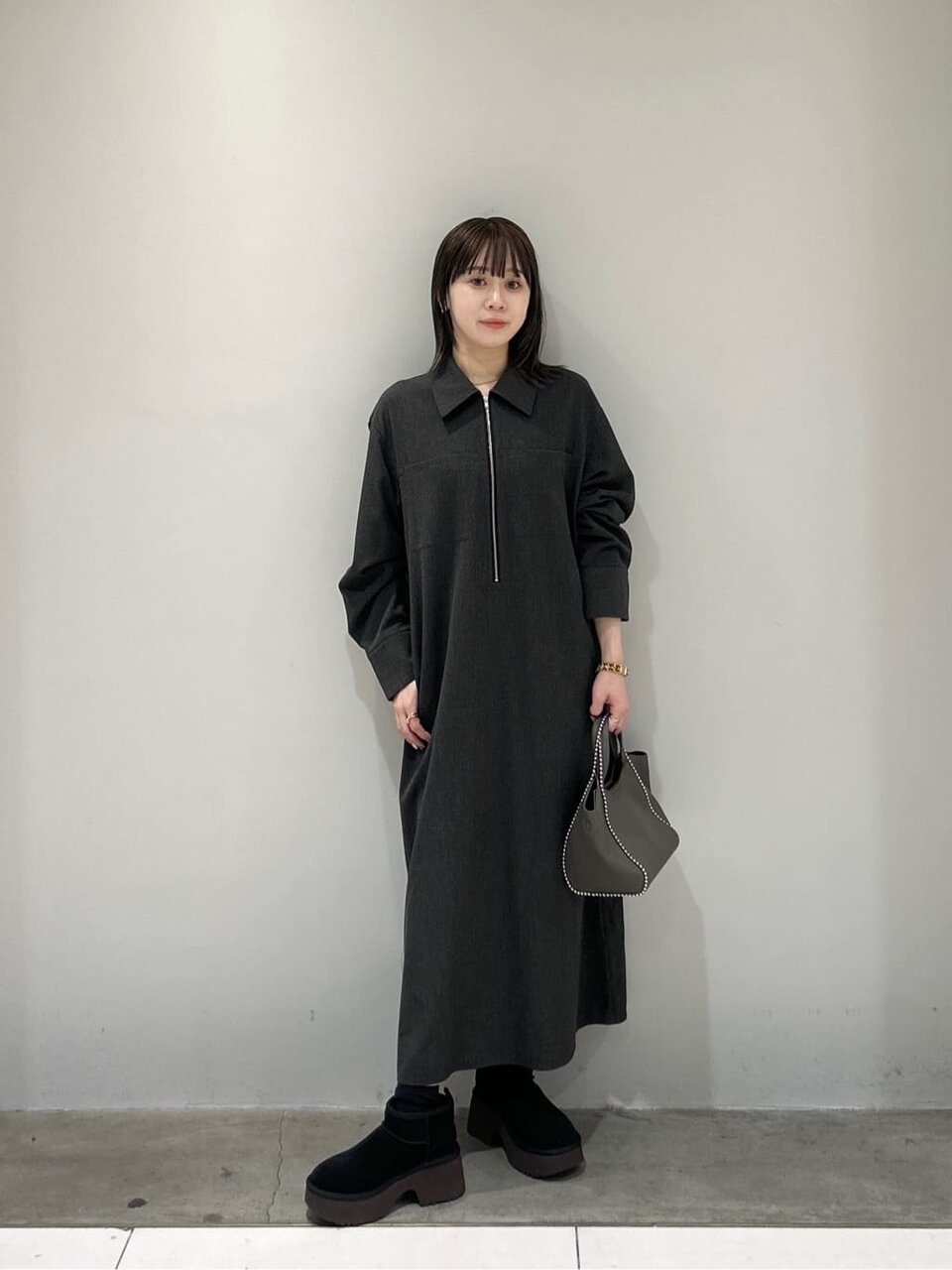 ニットベストとパンツのコーデ