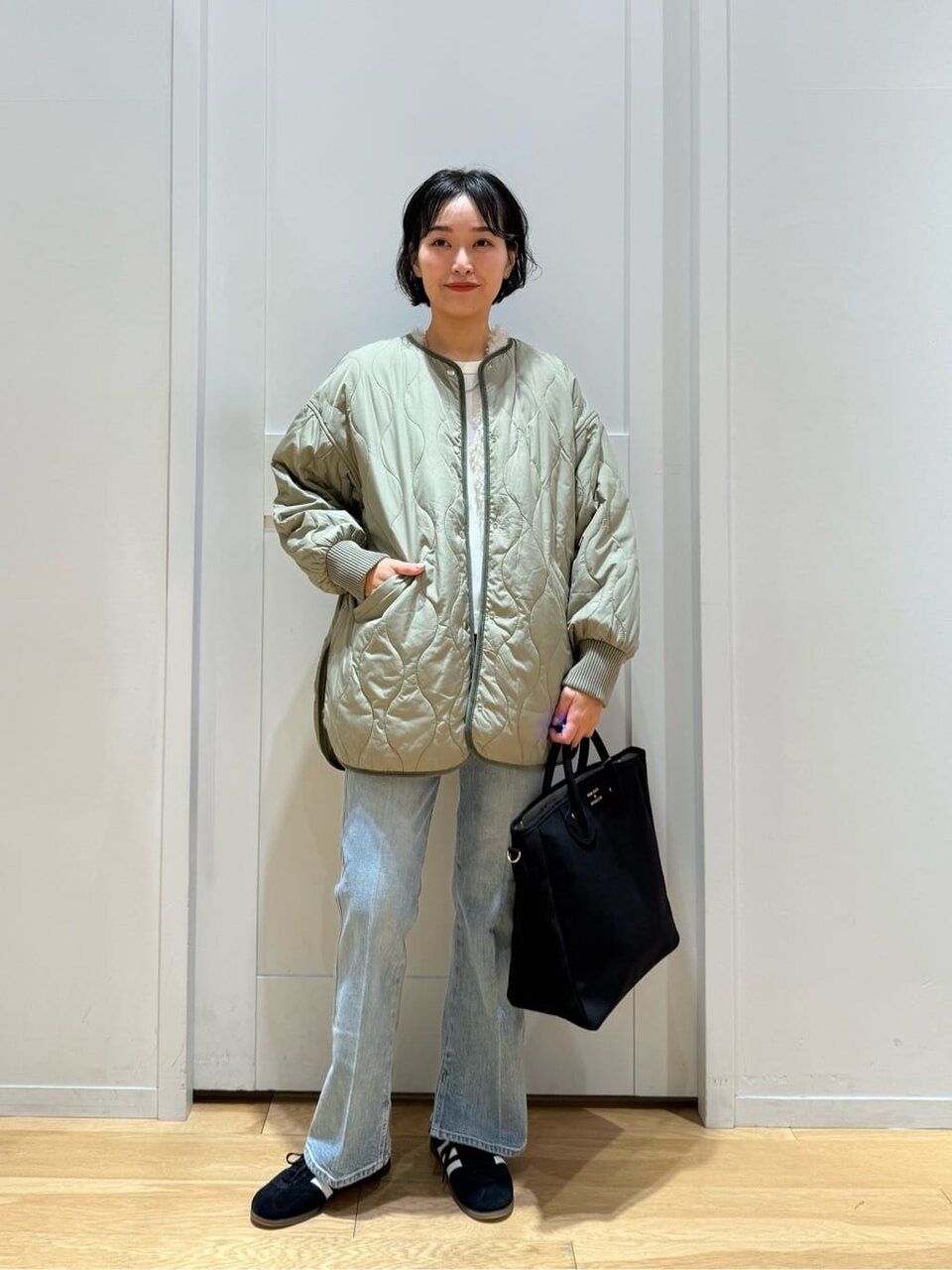 キルティングブルゾンを履いた女性