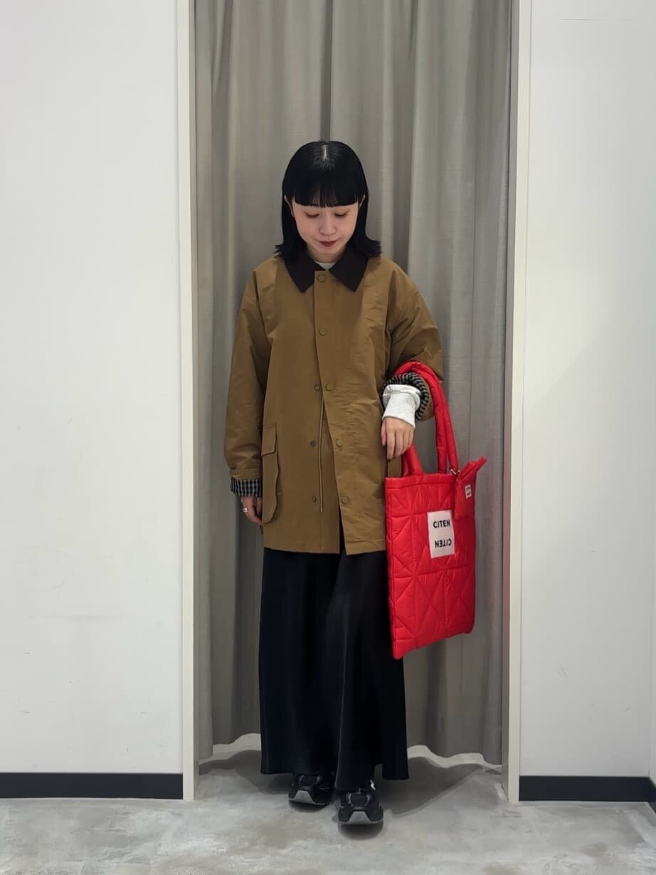 カバーオールを着た女性
