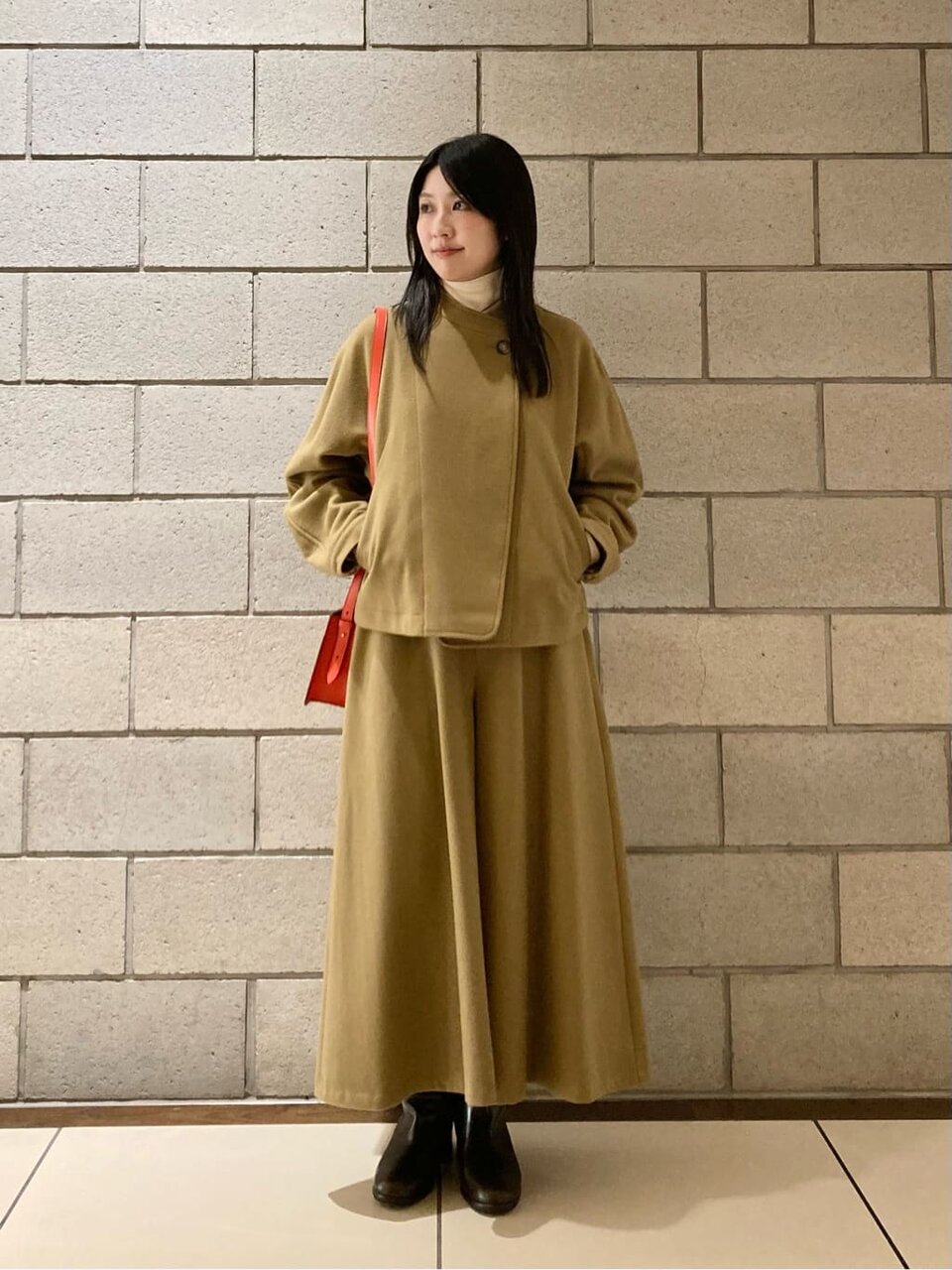 セットアップを着た女性