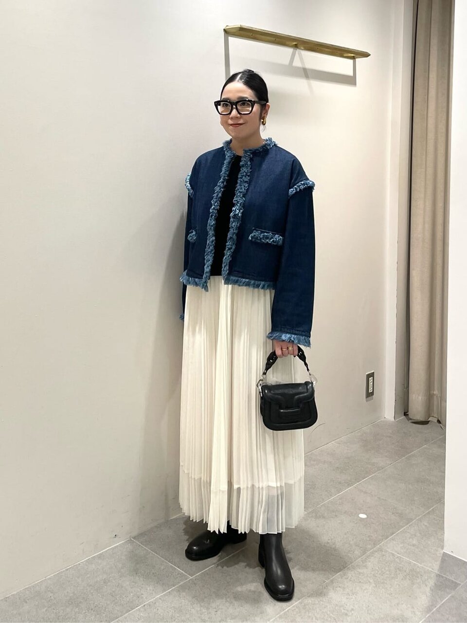 デニムジャケットを着た女性