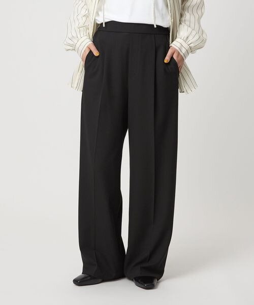 タックの入った黒のイージーパンツ