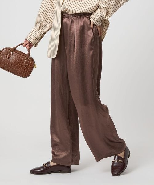 つやのあるサテンのイージーパンツ