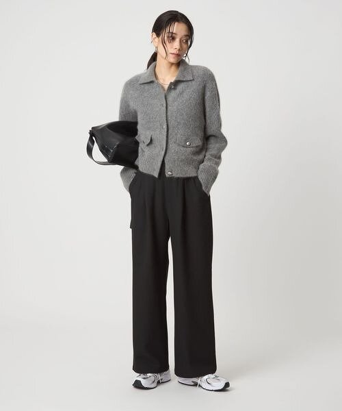 ニットにイージーパンツをあわせたコーデ