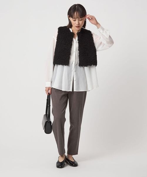 ゆとりのあるシャツにイージーパンツをあわせたコーデ