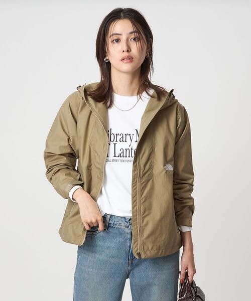 Tシャツとマウンテンパーカーのコーデ