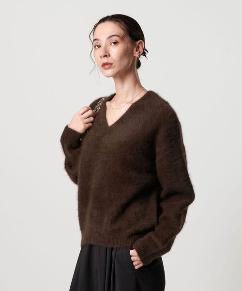 ニットを着た女性