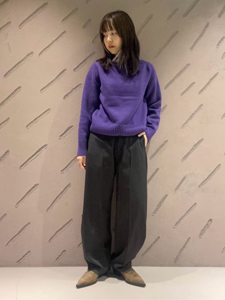 パープルのニットを着た女性