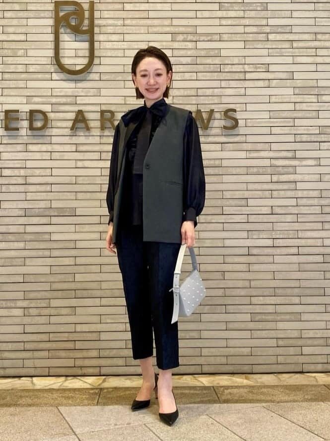 ブラウスとジャカードパンツの50代結婚式コーデ