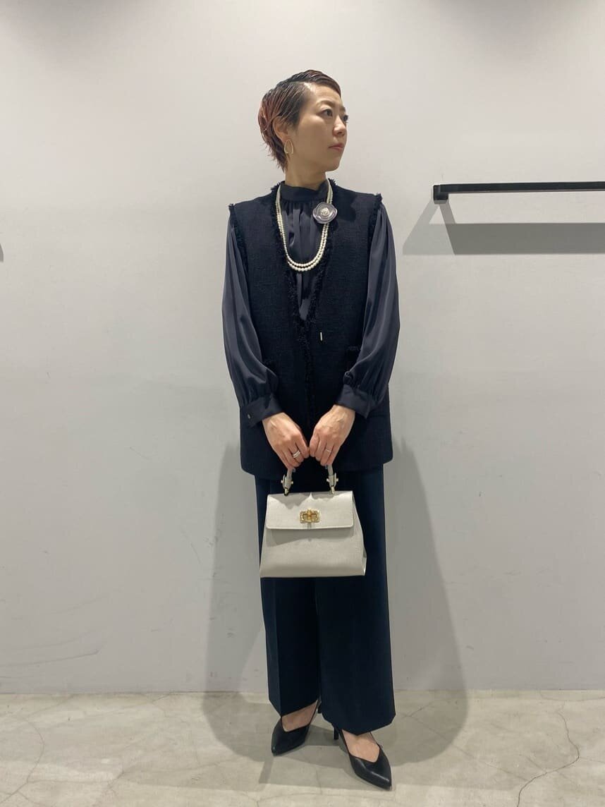 サテンブラウスとワイドパンツの50代結婚式コーデ