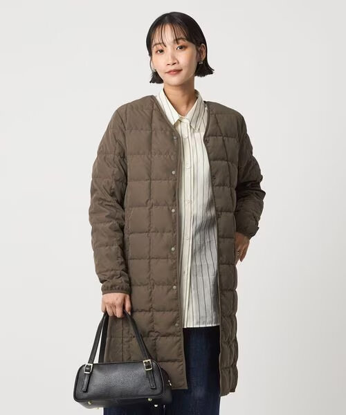 ライトなロングダウンを着た女性