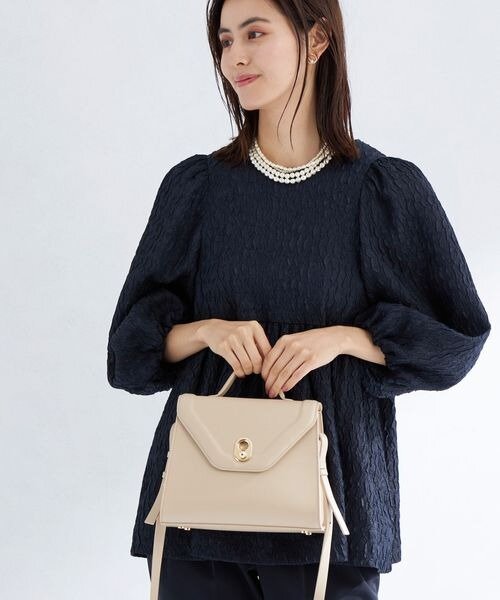 フォーマルにふさわしいバッグを持った女性
