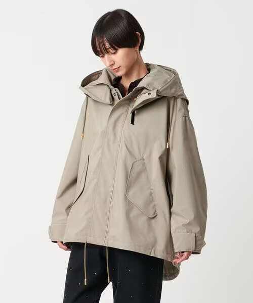 ブルゾンを着た女性