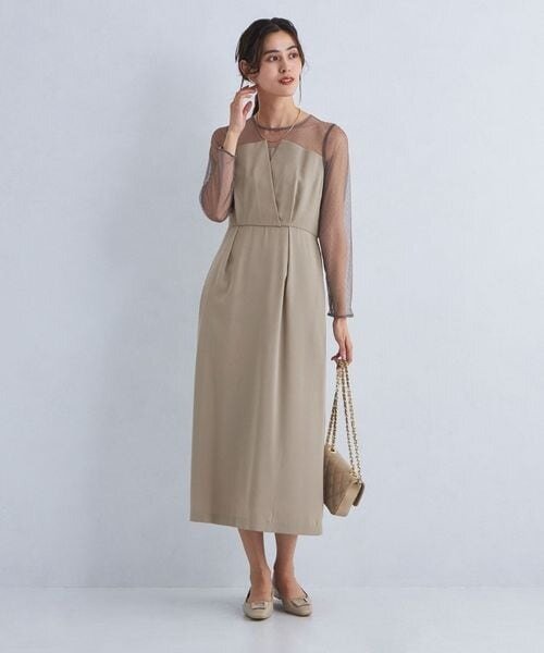 結婚式にふさわしい服装の女性