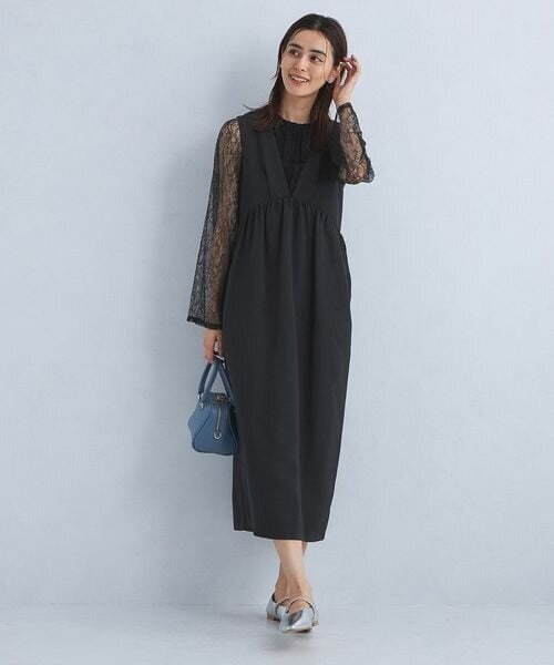 レースブラウスを着た女性