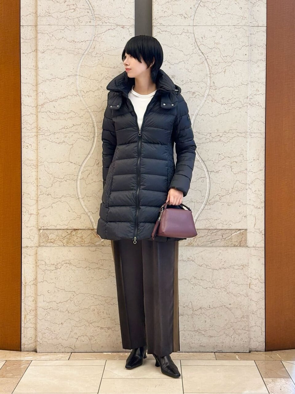 ダウンコートを着た女性