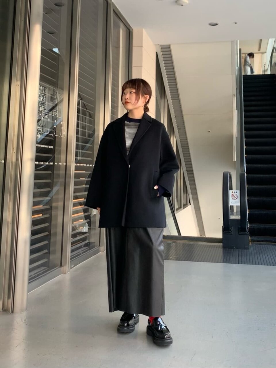 リバーコートを着た女性