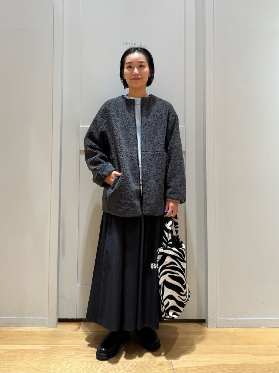ボアブルゾンを着た女性