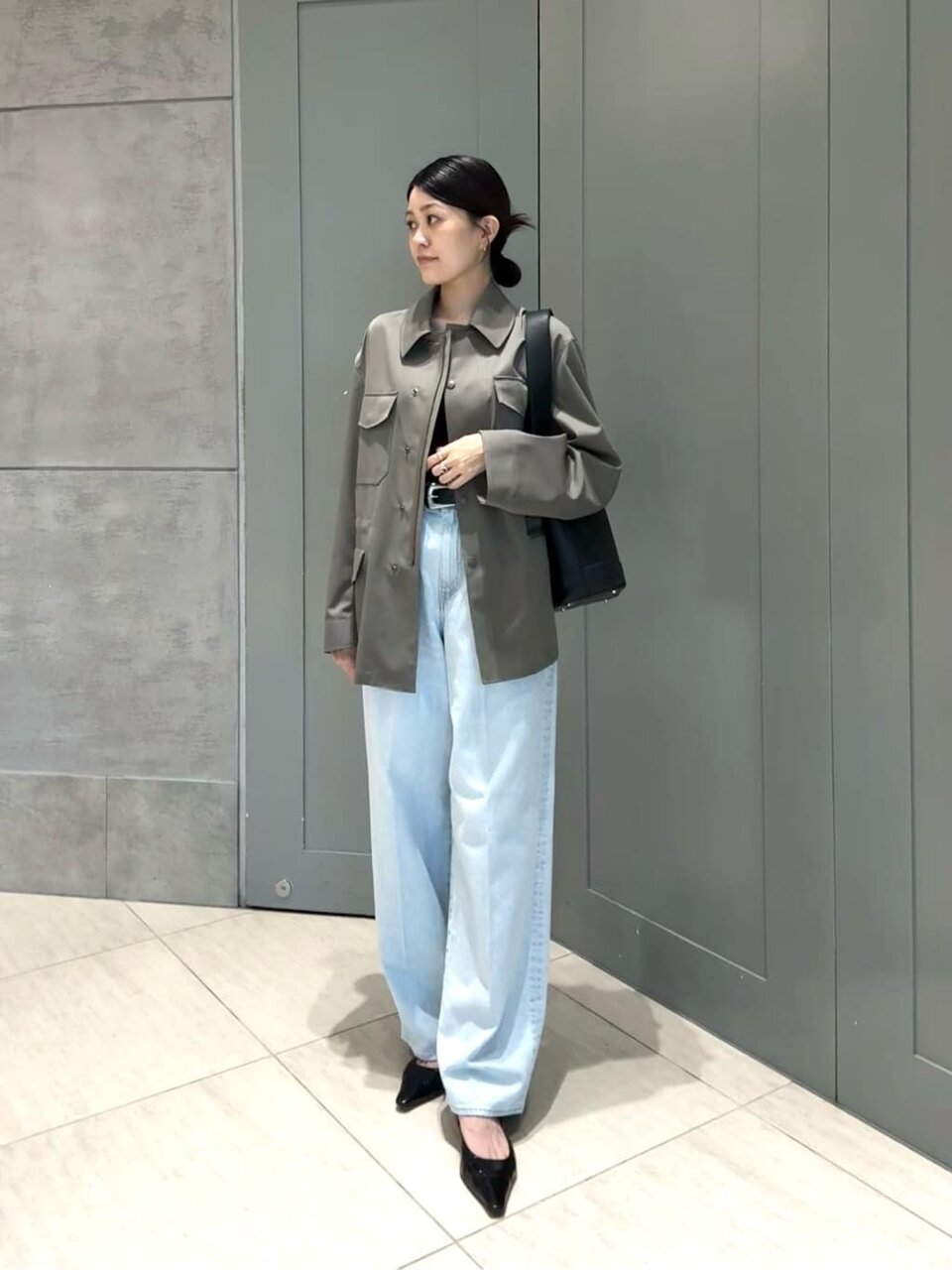 フィールドジャケットを着た女性
