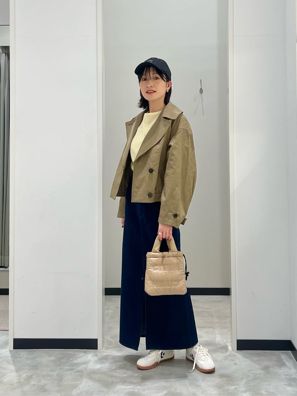 ショートトレンチを着た女性