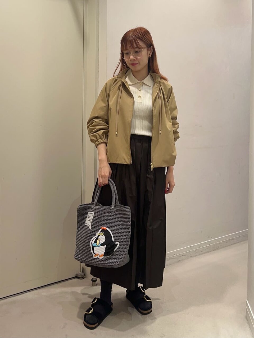 ブルゾンを着た女性